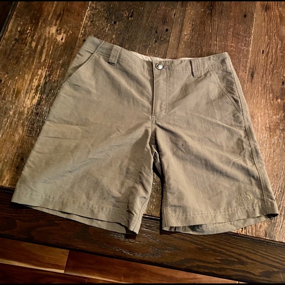 North Face Women’s Khaki Green Shorts, Size 6 - Picture 2 of 8